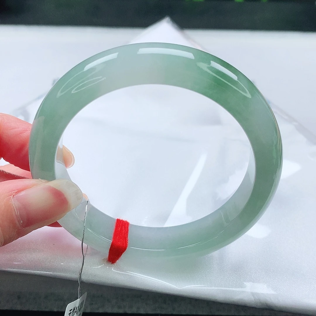 翡翠手镯未镶嵌56圈