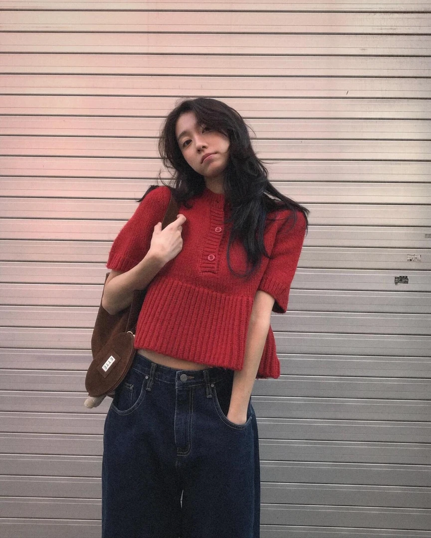 2025秋季新款宽松显瘦红色针织短袖针织衫毛衣百搭高腰牛仔裤套装