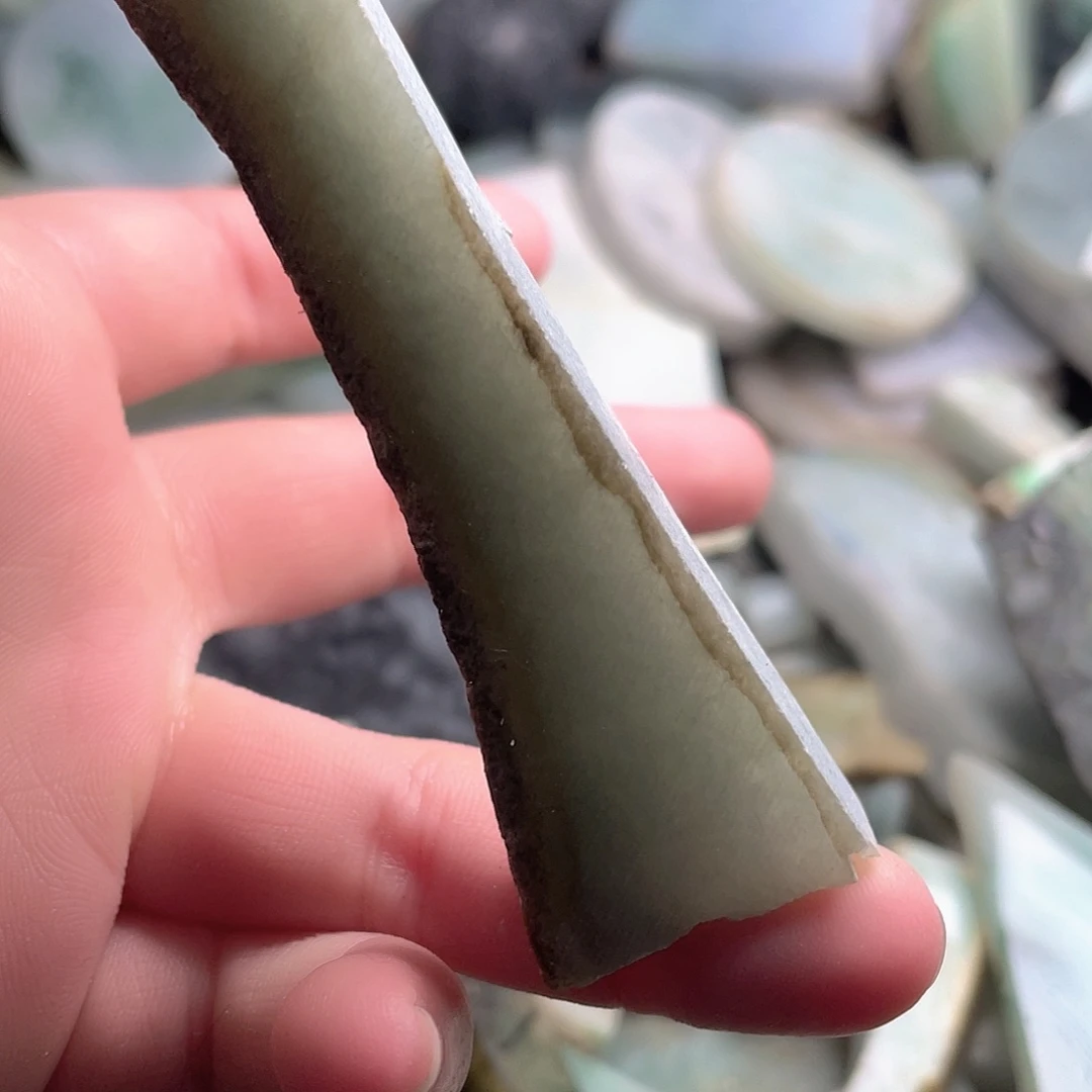 颈饰未镶嵌翡翠。