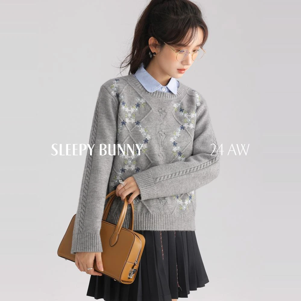 瞌睡兔【清苍】绣花圆领套头毛衣女秋冬叠穿打底休闲保暖上衣243802