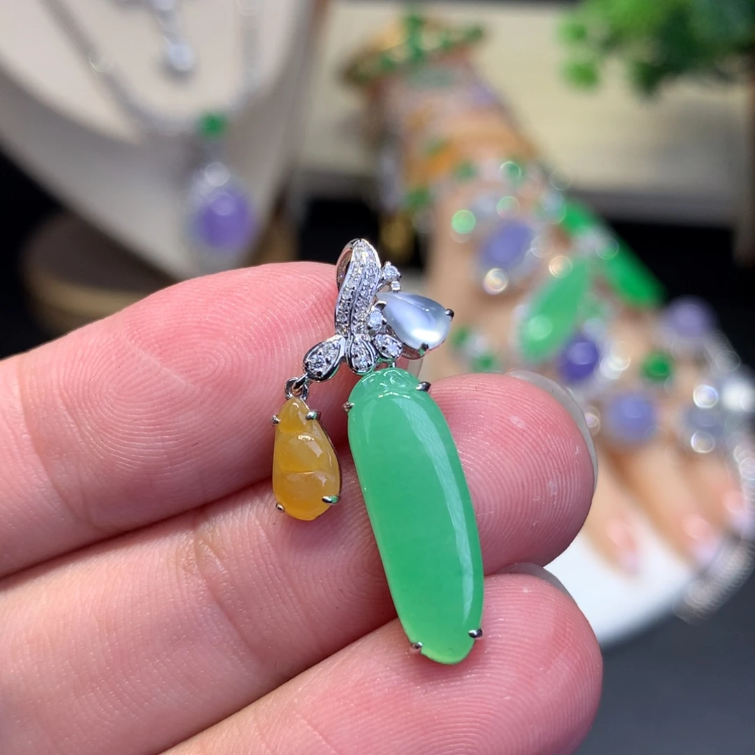 翡翠18K金镶嵌颈饰瓜瓜