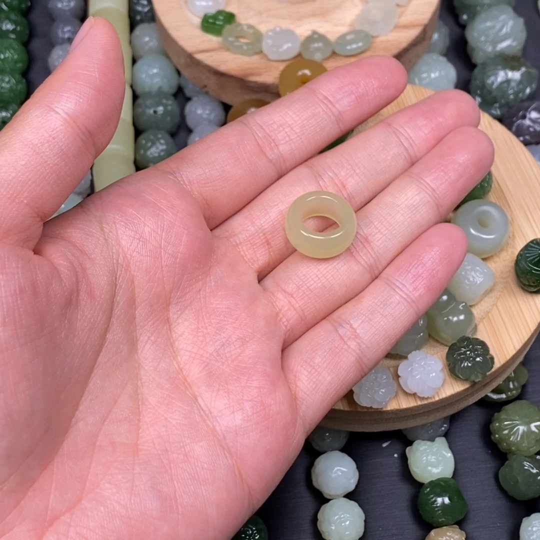 Y****和田玉未镶嵌颈饰