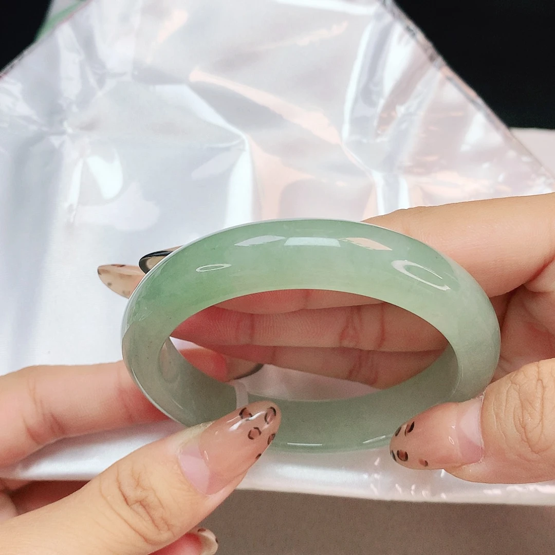 翡翠未镶嵌手镯冰绿