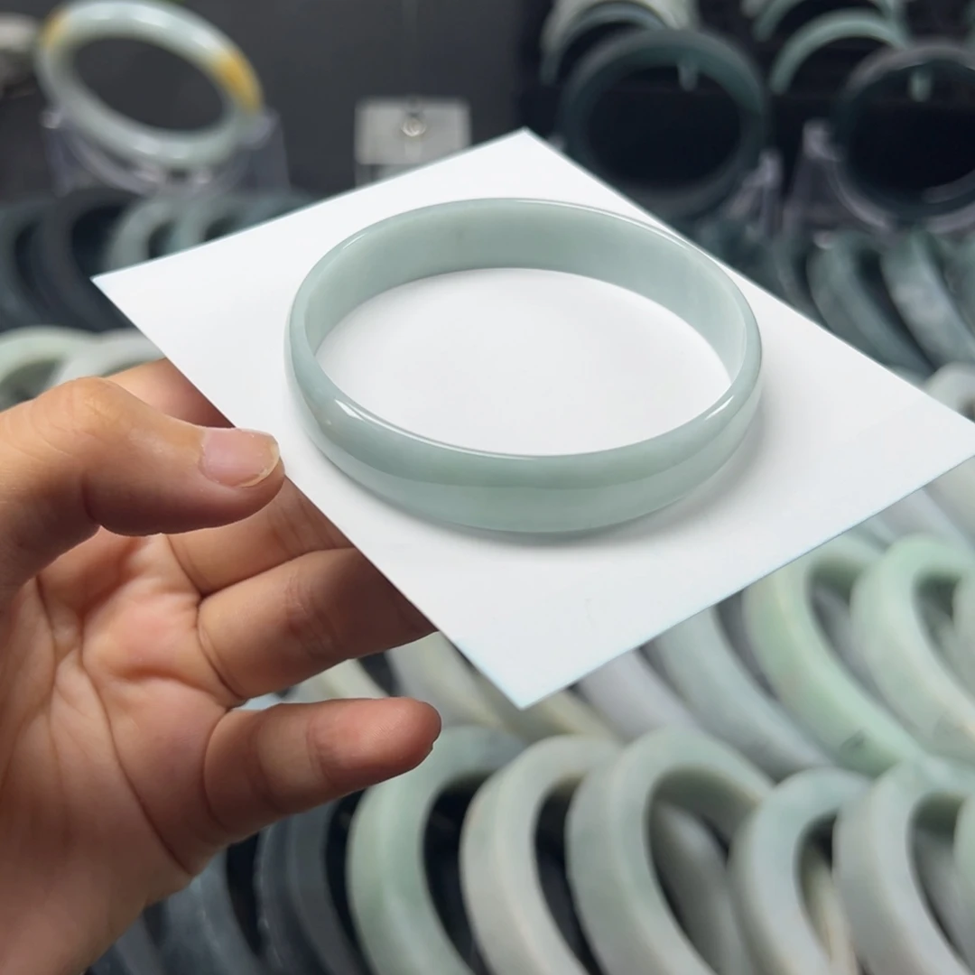 翡翠手镯未镶嵌天空蓝公主镯