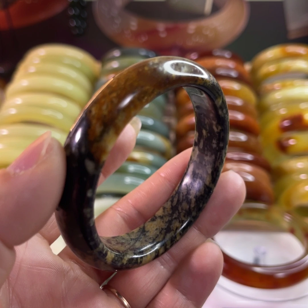 蛇纹石玉手镯未镶嵌