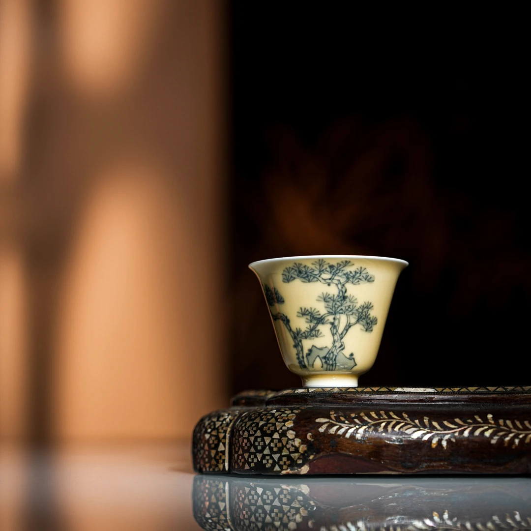 景德镇手工手绘素和杏黄青松杯