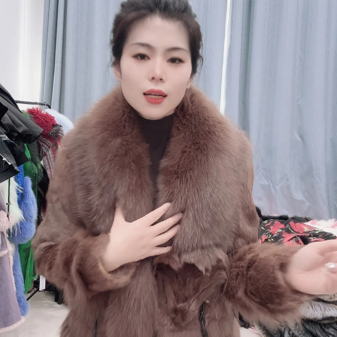 皮草搭配黑色西装