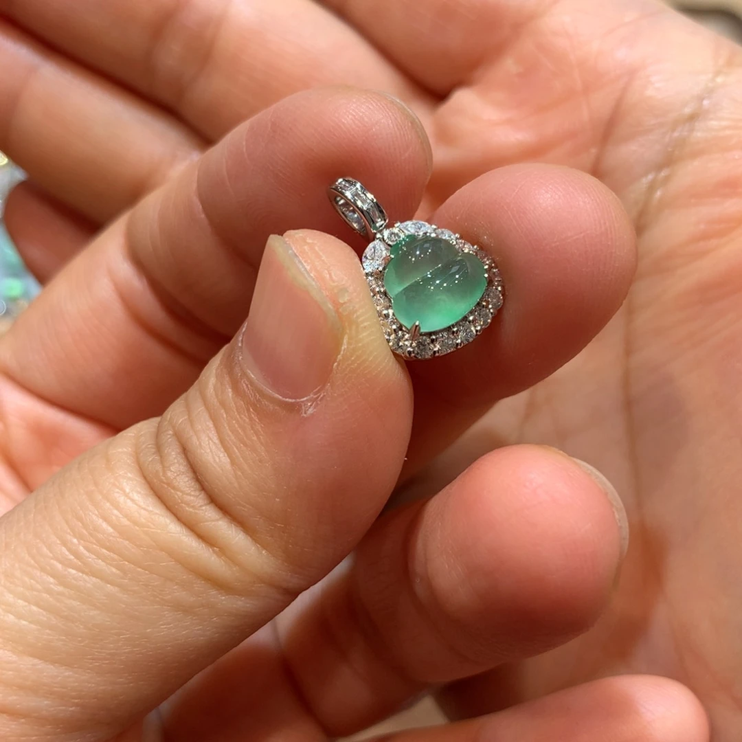 翡翠18K金镶嵌颈饰吊坠