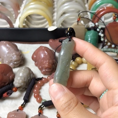颈饰未镶嵌石英质玉