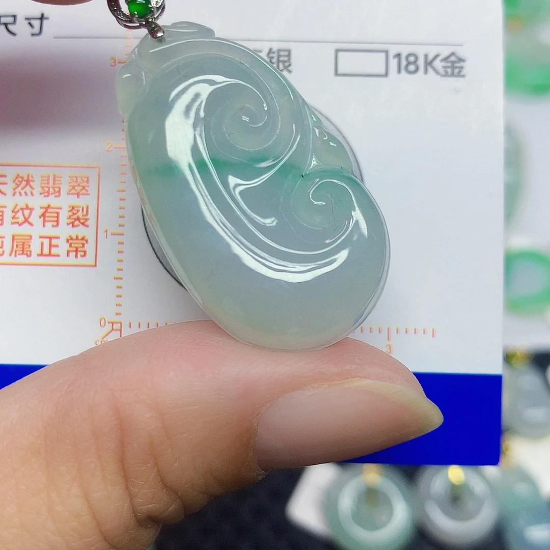 翡翠18K金镶嵌颈饰如意