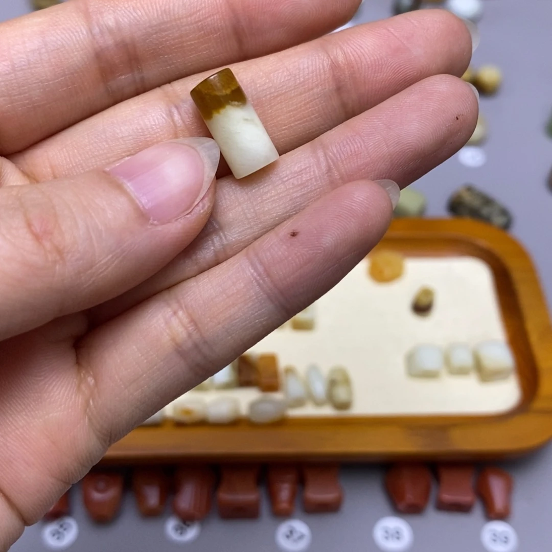 蛇纹石玉配饰合金青**棉