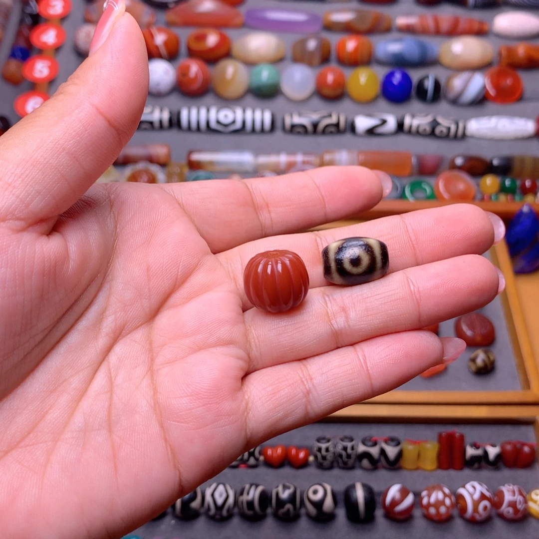 宋****未镶嵌颈饰玛瑙/玉髓