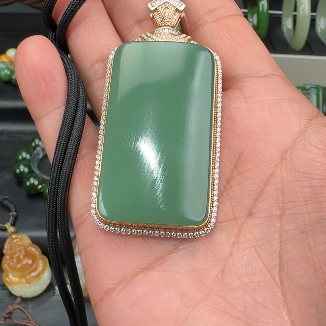 和田玉18K金镶嵌颈饰