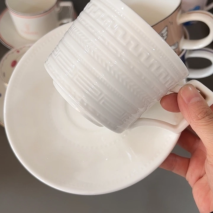 瓷片骨瓷纯白浮雕杯碟一套