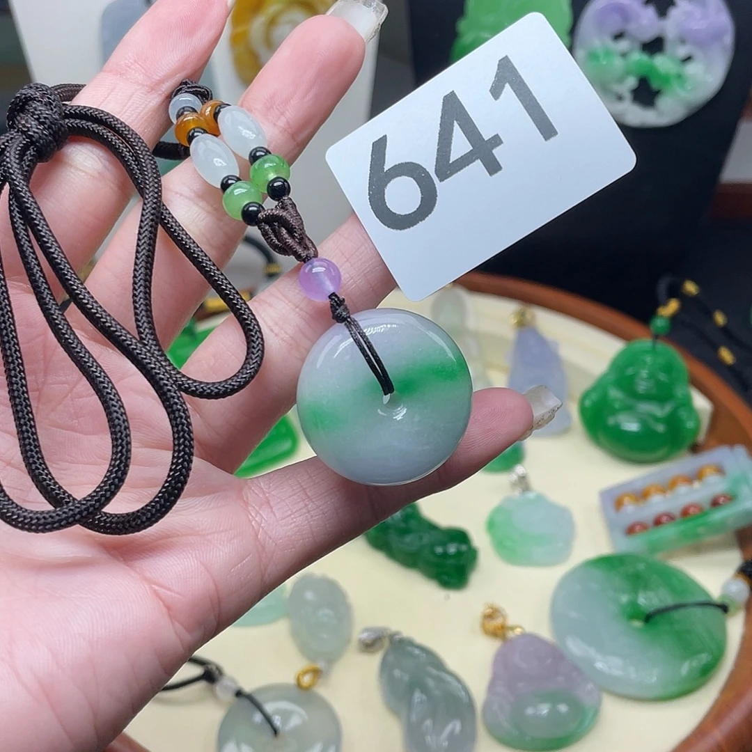 翡翠未镶嵌吊坠(赠链)