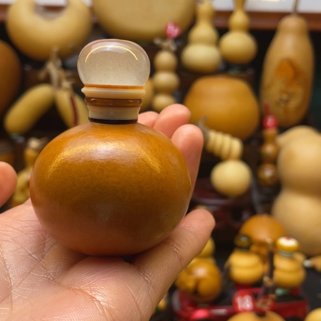 ?****气葫芦等多种颜色的花灯点缀其间而