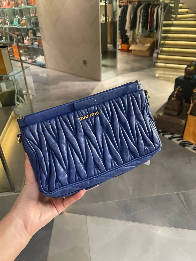 95新 MIU MIU/缪缪 帝爵奢品/95新/MIU MIU/蓝色褶皱单肩包