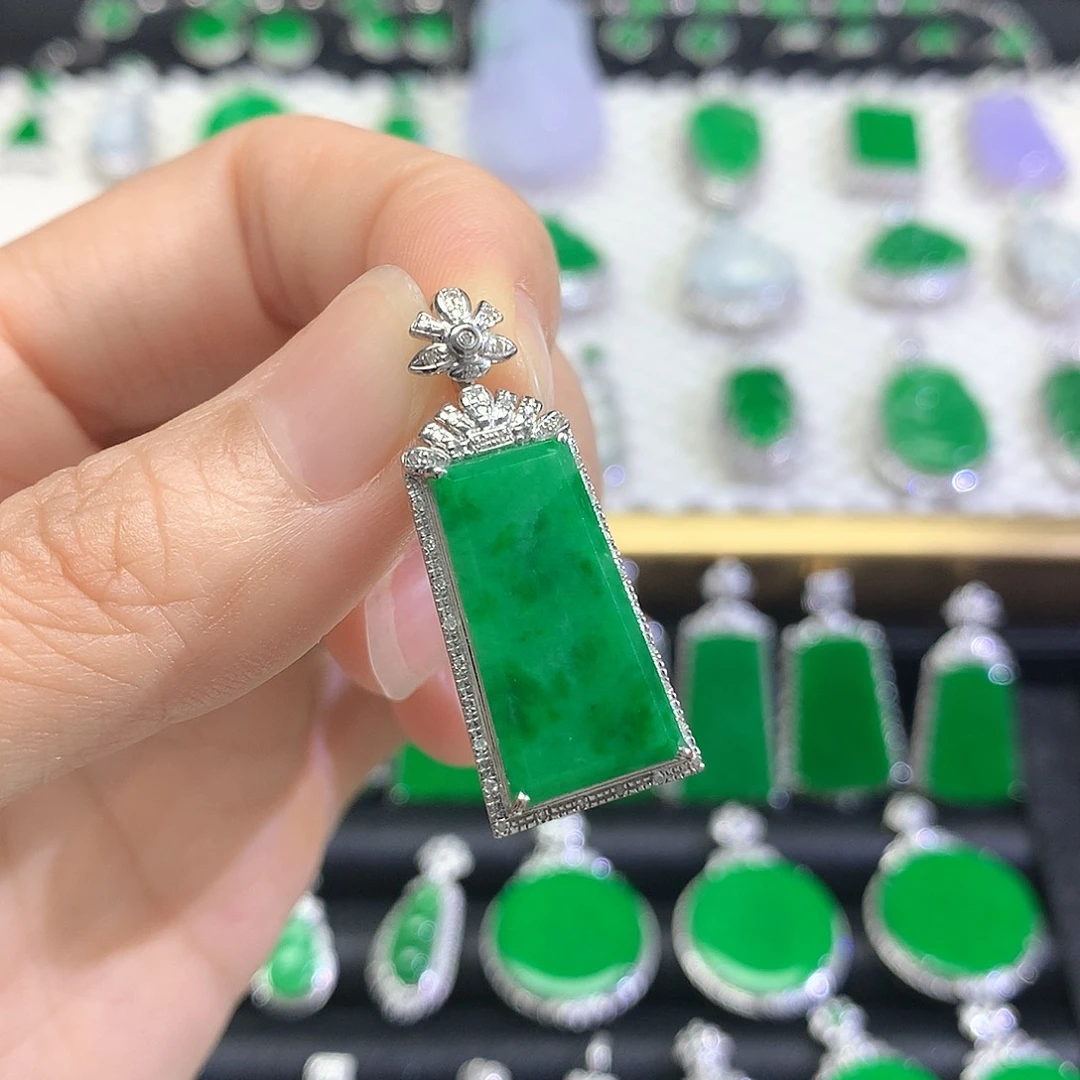 颈饰18K金镶嵌翡翠吊坠