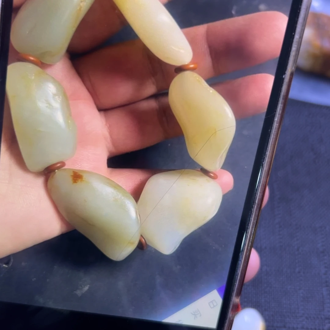 辛***巴和田玉未镶嵌颈饰