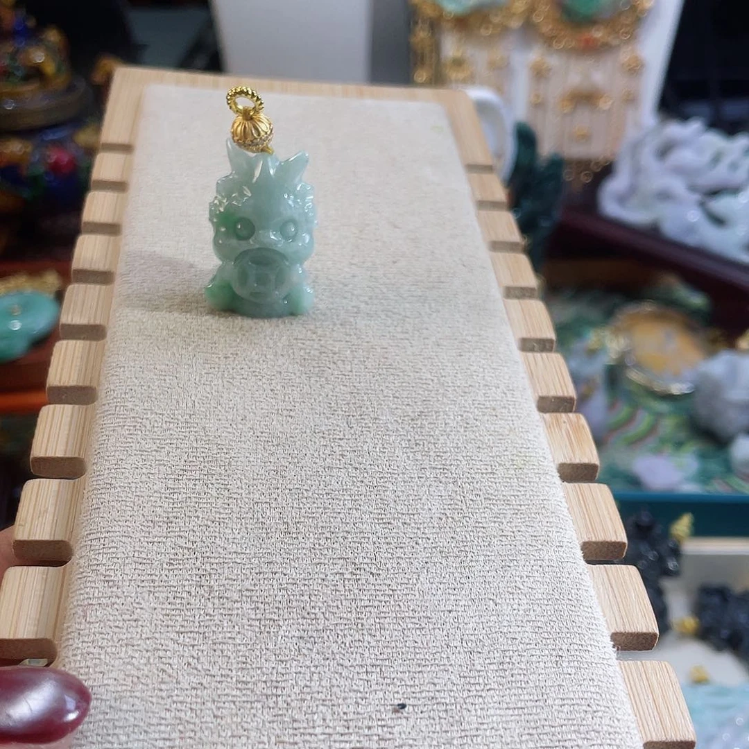 翡翠颈饰未镶嵌翡翠绿色吞金兽