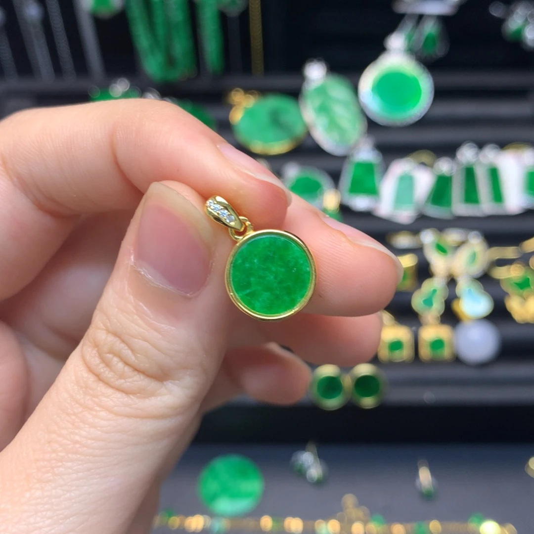 翡翠未镶嵌颈饰有纹裂