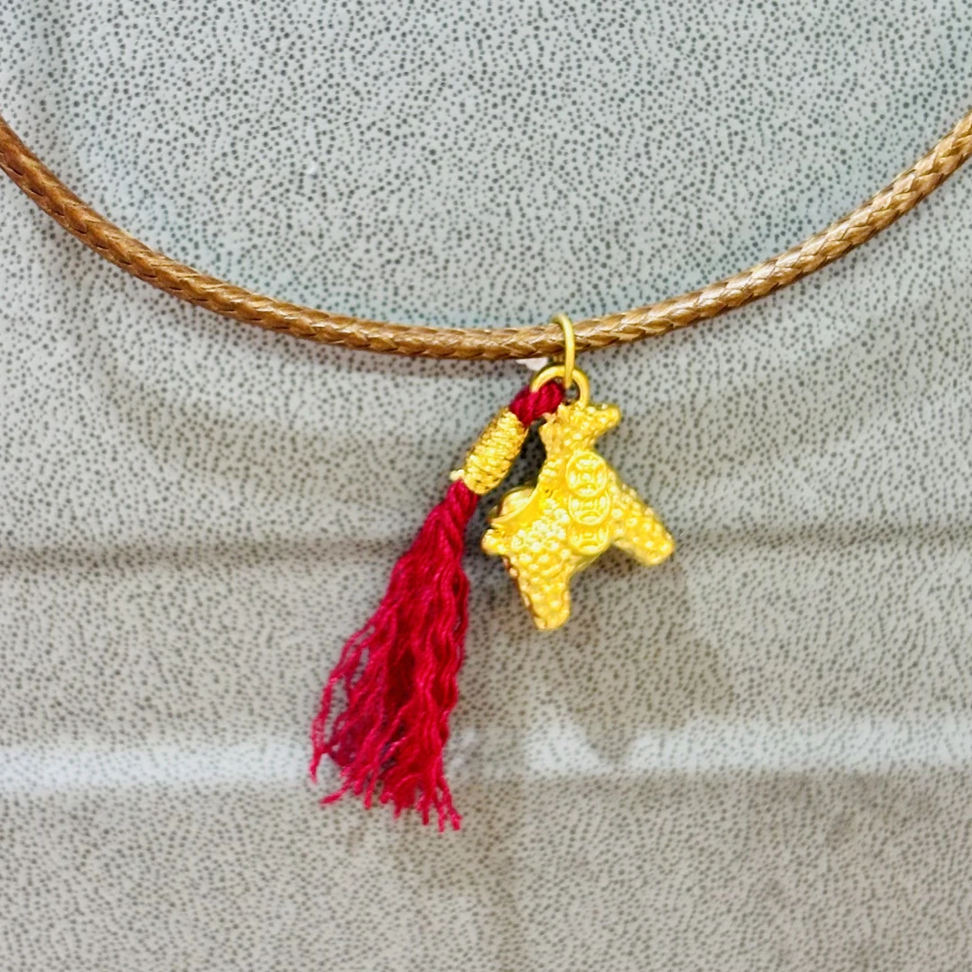 【水贝至诚珠宝】足金999 马上有钱锤纹小马滴流配件（赠绳）