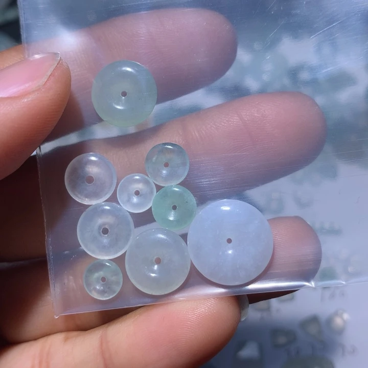 翡翠吊坠(不含链)未镶嵌小扣9个