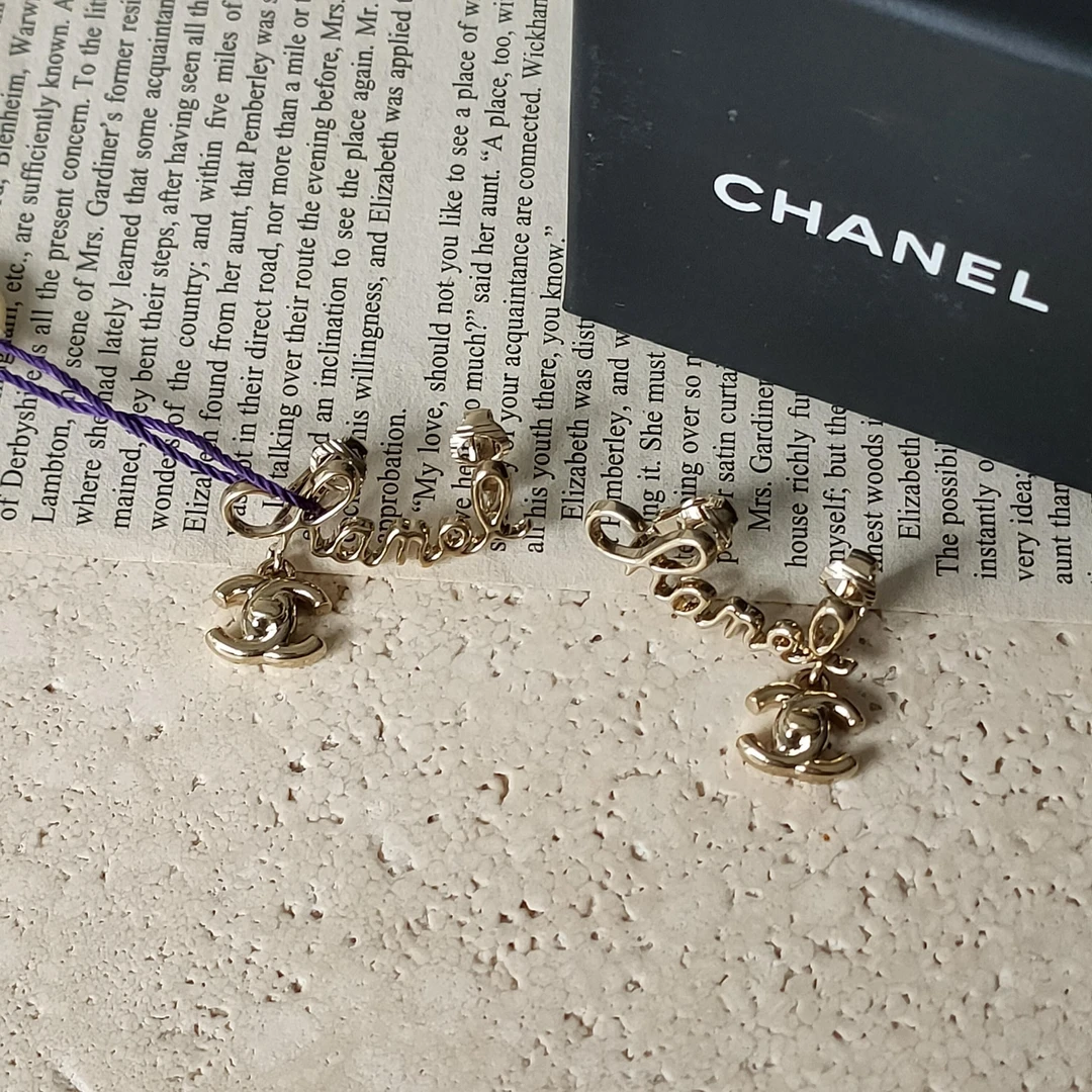 95新 Chanel/香奈儿 Azul-Chanel 22V浅金色字母书包扣耳夹45716