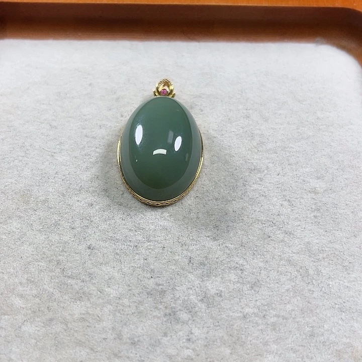颈饰18K金镶嵌和田玉（碧玉）