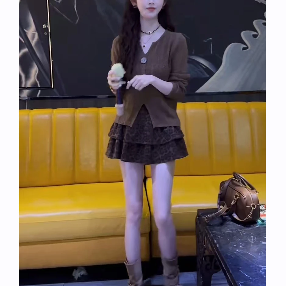 早秋时尚穿搭2025年新款百搭气质针织上衣高腰豹纹短裙两件套装