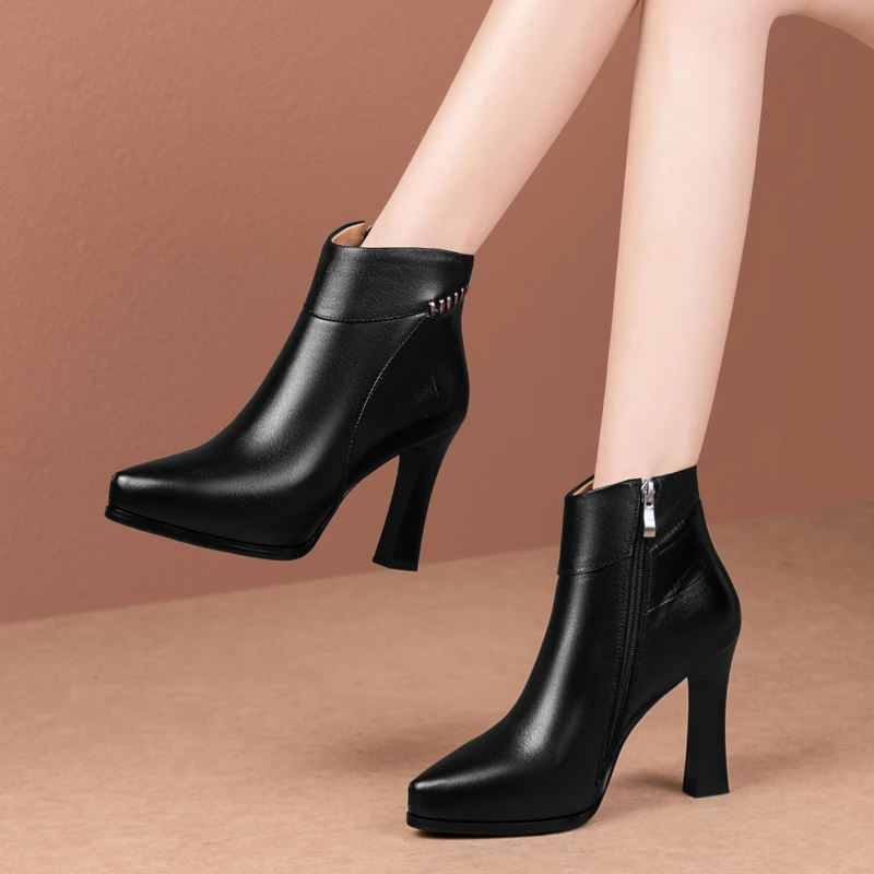 9.5cm秋冬靴子女加绒时尚通勤职场高跟短靴尖头显瘦真皮粗跟裸靴