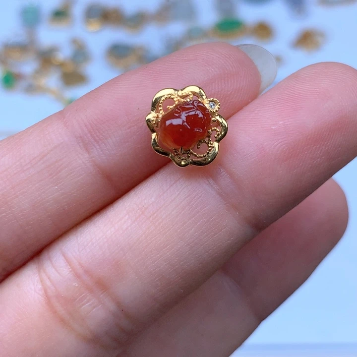 颈饰18K金镶嵌翡翠貔貅