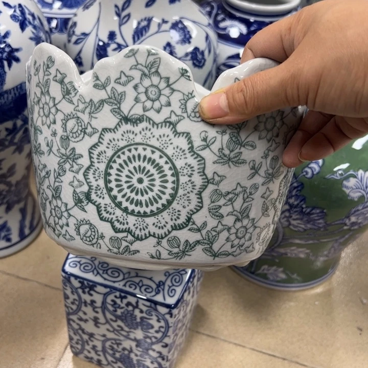瓷片微瑕陶瓶不退不换。。。。。。。
