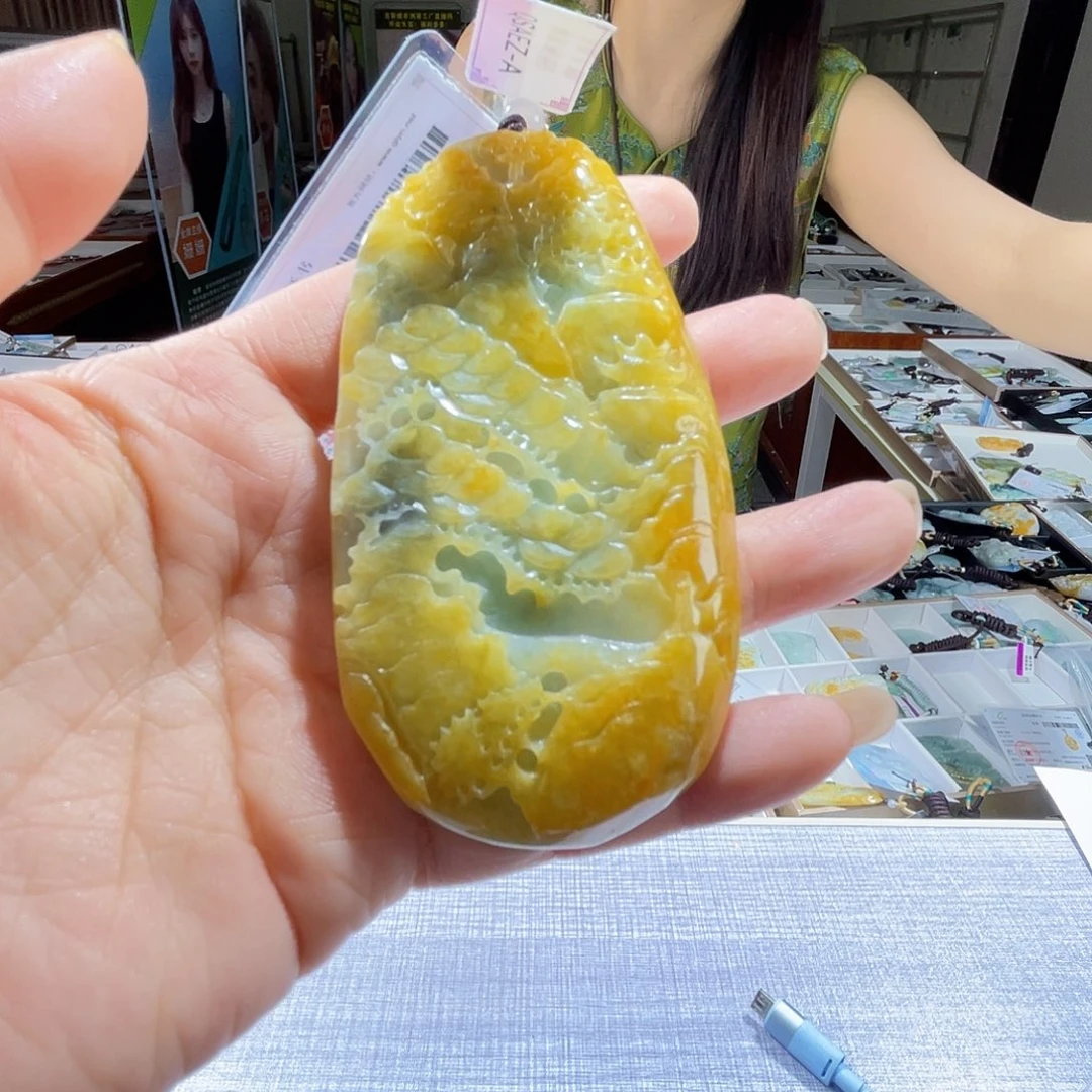 翡翠未镶嵌颈饰一个