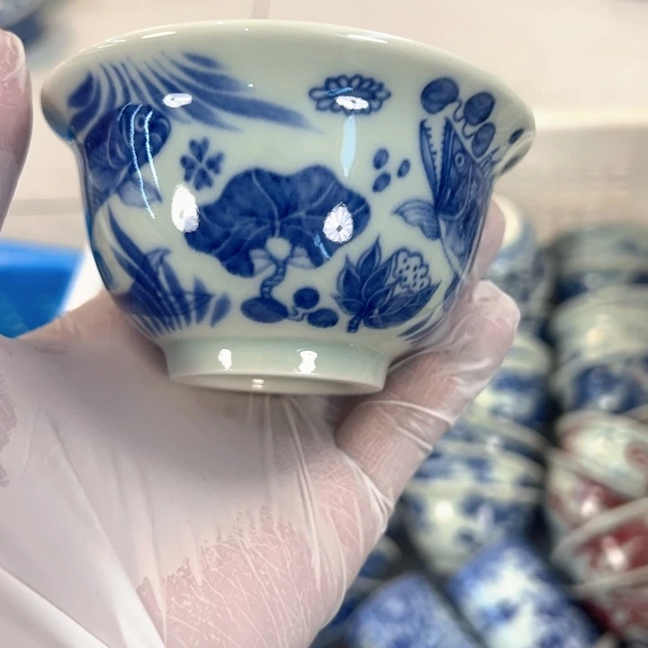 瓷片白青花鱼藻纹压手杯主人杯全品