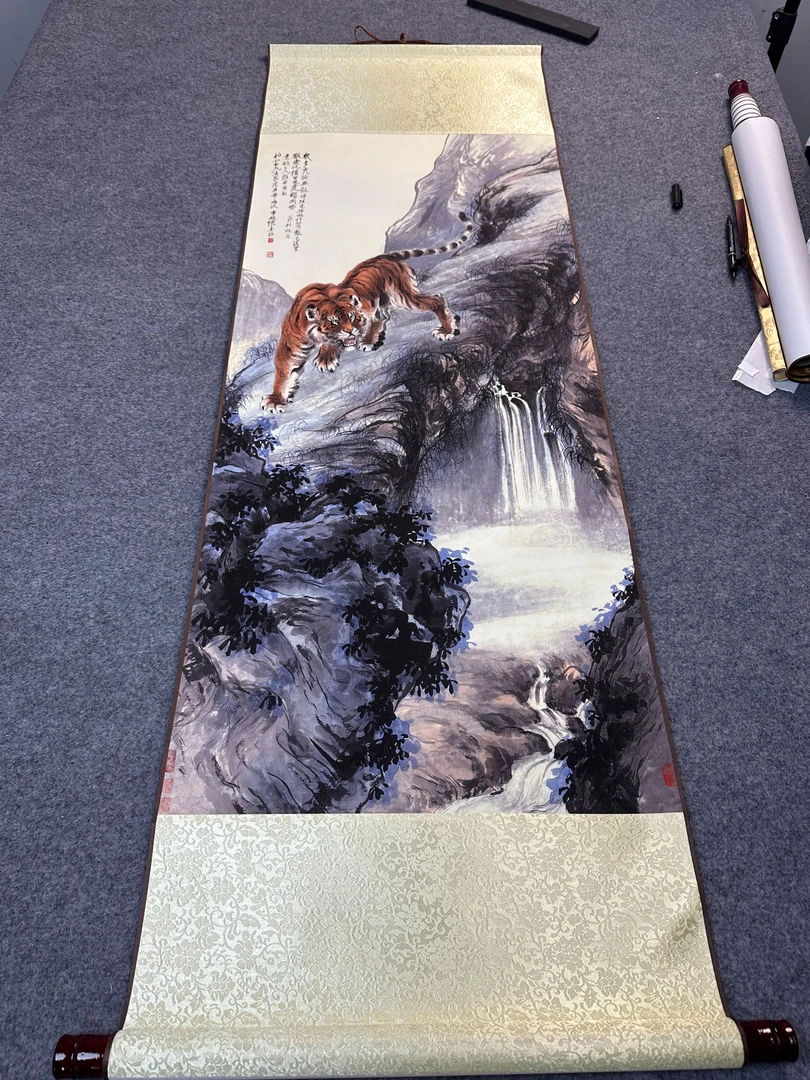 140*45（猛虎下山）卷轴画