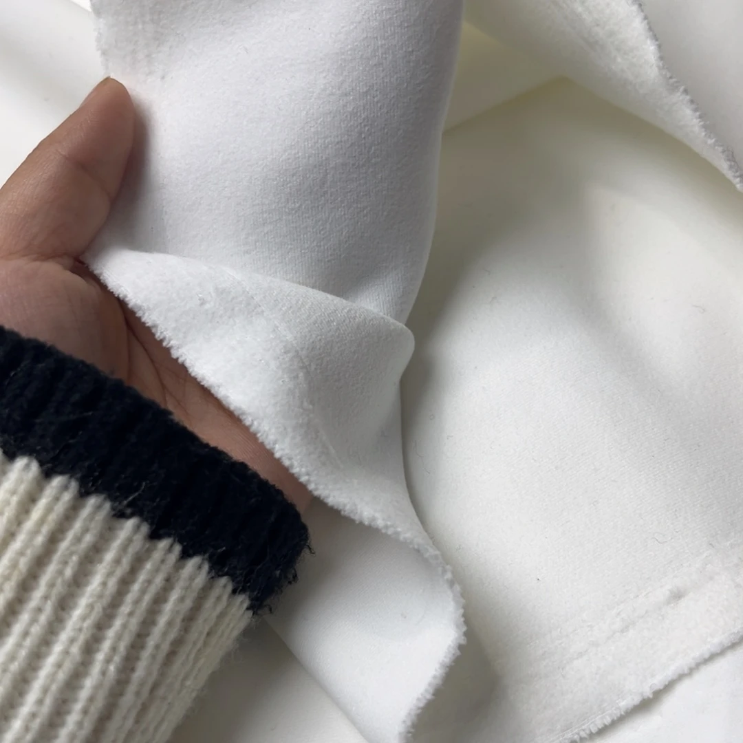 白色空气层1米。