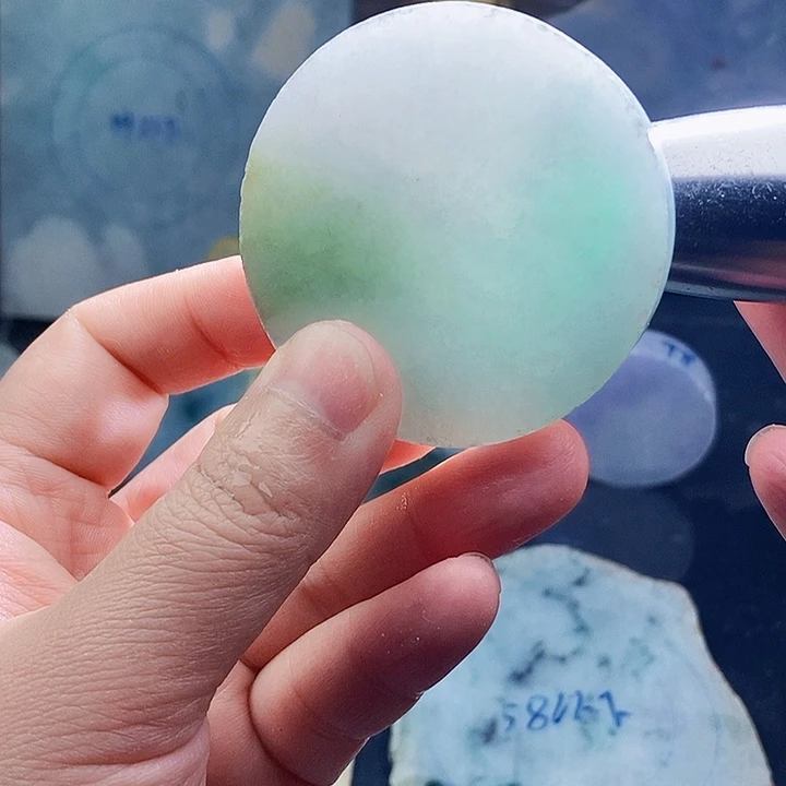 翡翠未镶嵌颈饰毛料31