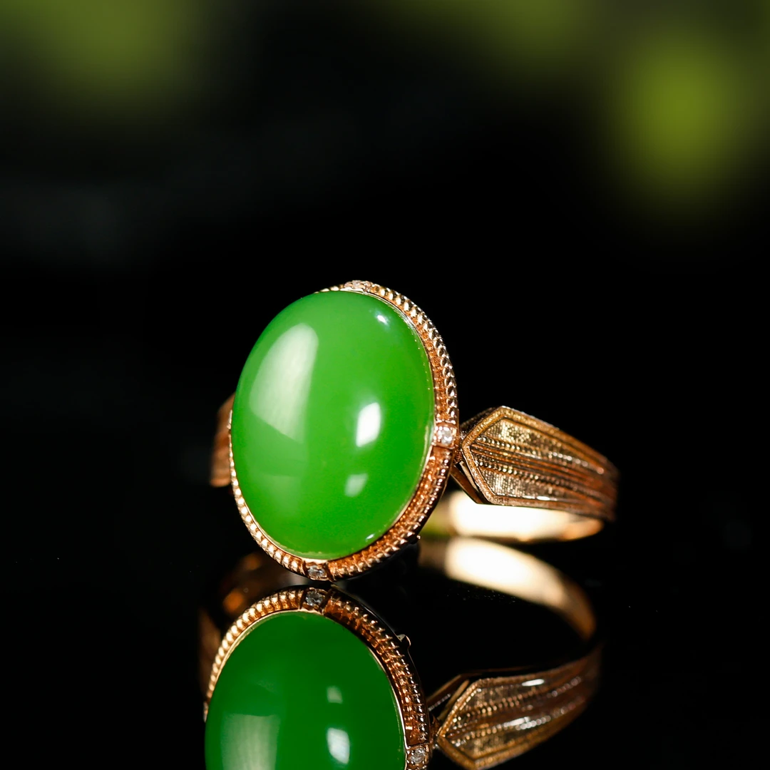 18K金苹果绿色标级鸽子蛋戒指