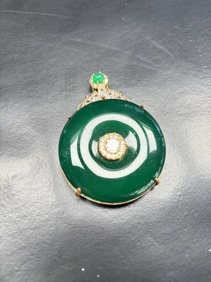 只买单纯的吊坠，没带链子，属的性质。吊坠 鸽子蛋椭圆形气质