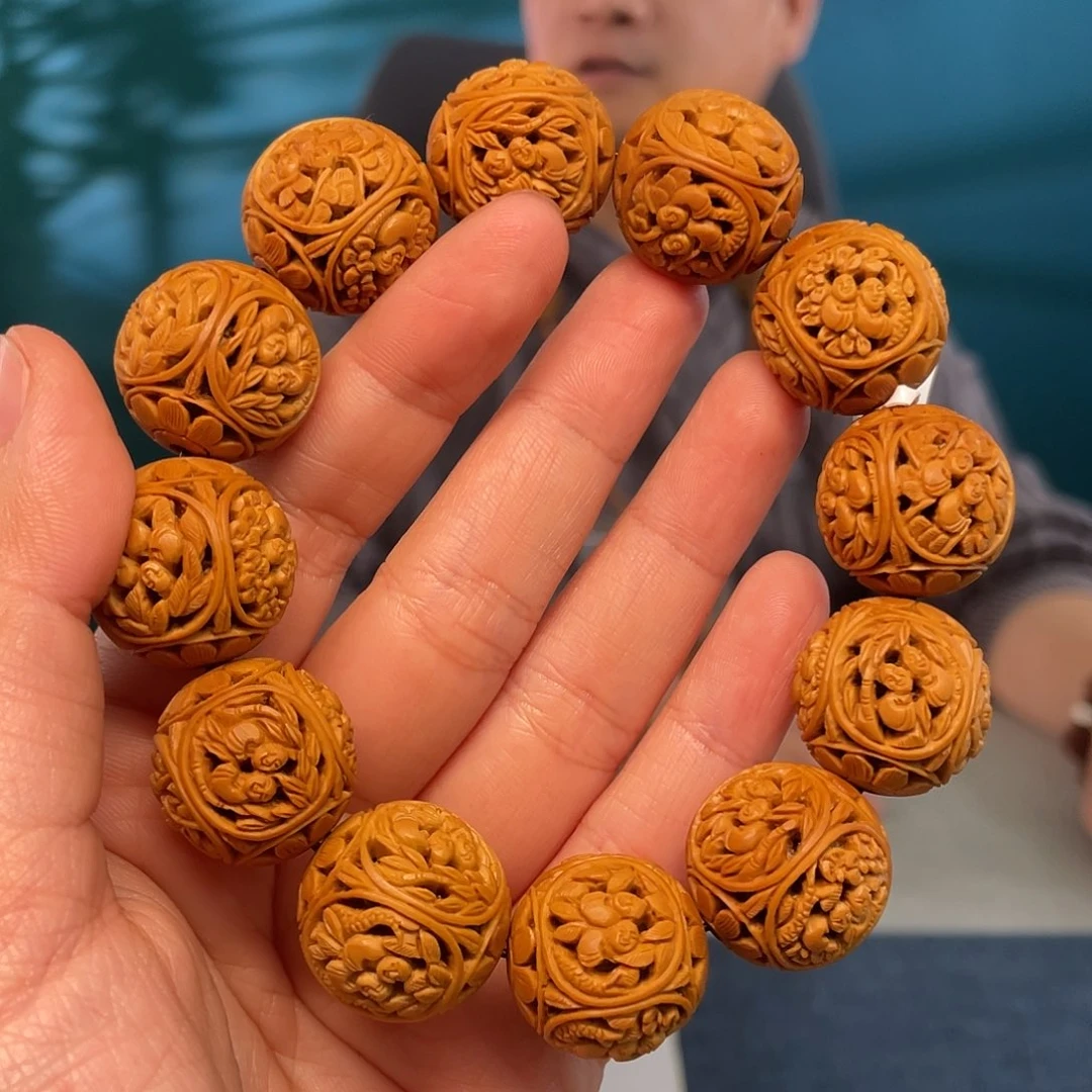 橄榄核宫灯细密核雕作品