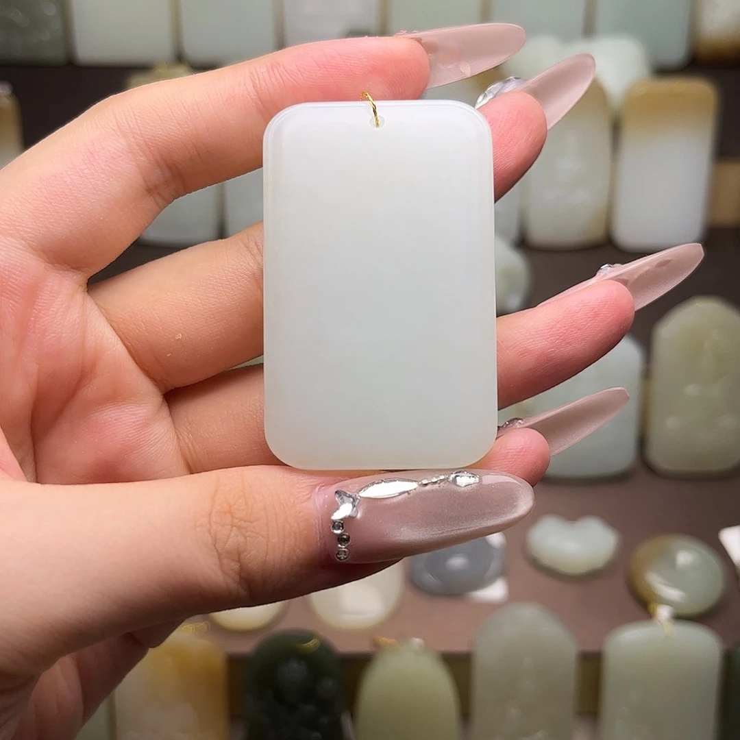 小***髙和田玉未镶嵌颈饰