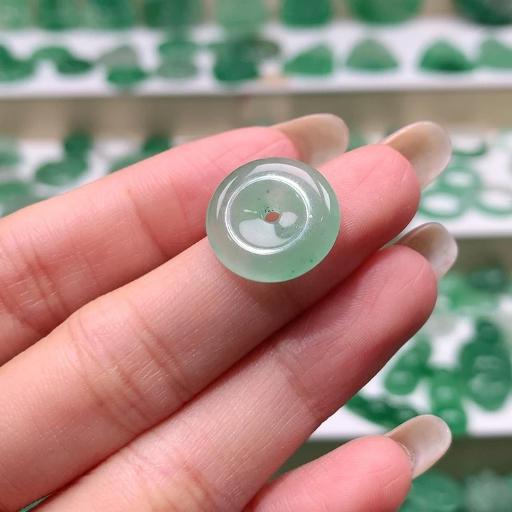 颈饰未镶嵌石英质玉