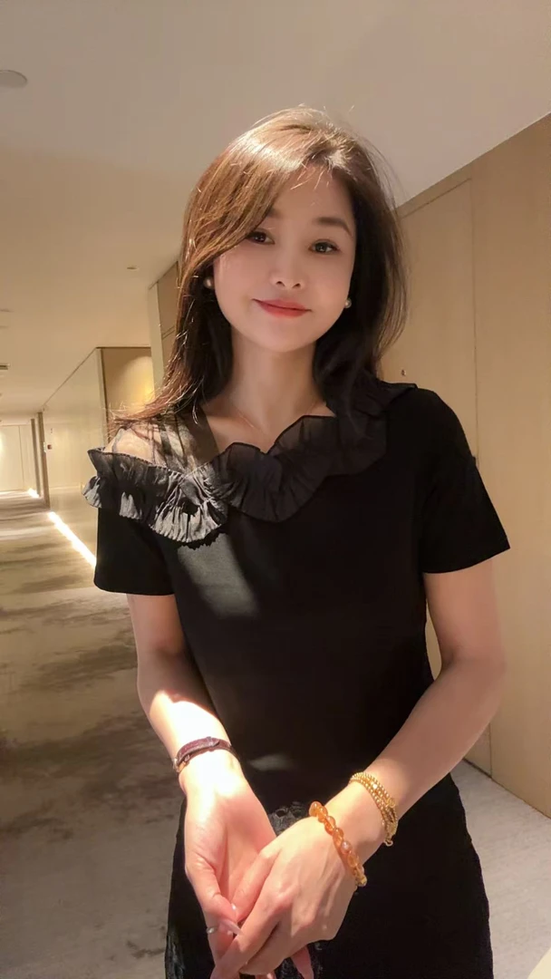 阿黎精选-------设计款花边上衣