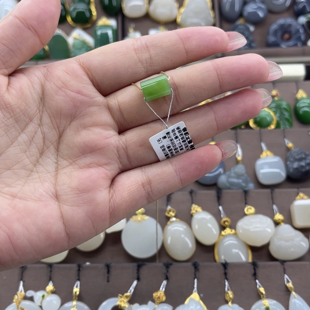 和田玉未镶嵌吊坠(赠链)