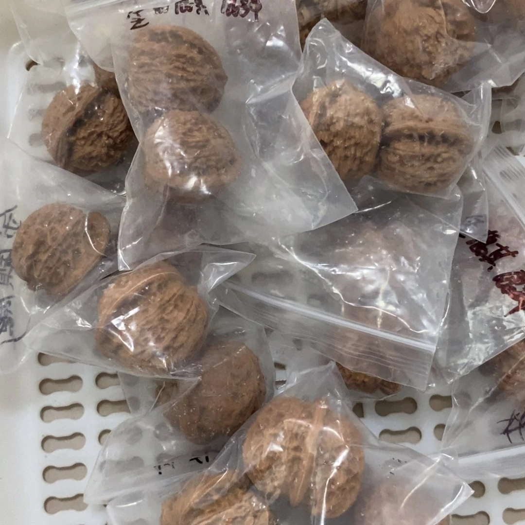 文玩核桃吊坠金麒麟有瑕疵