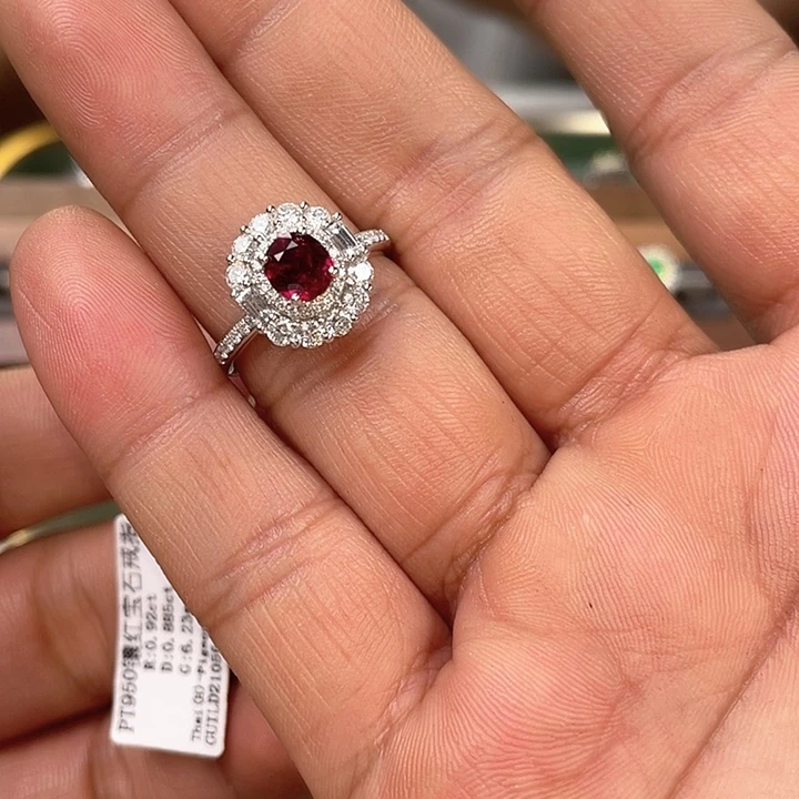 铂Pt950镶嵌红宝石戒指鸽血红：0.92ct
