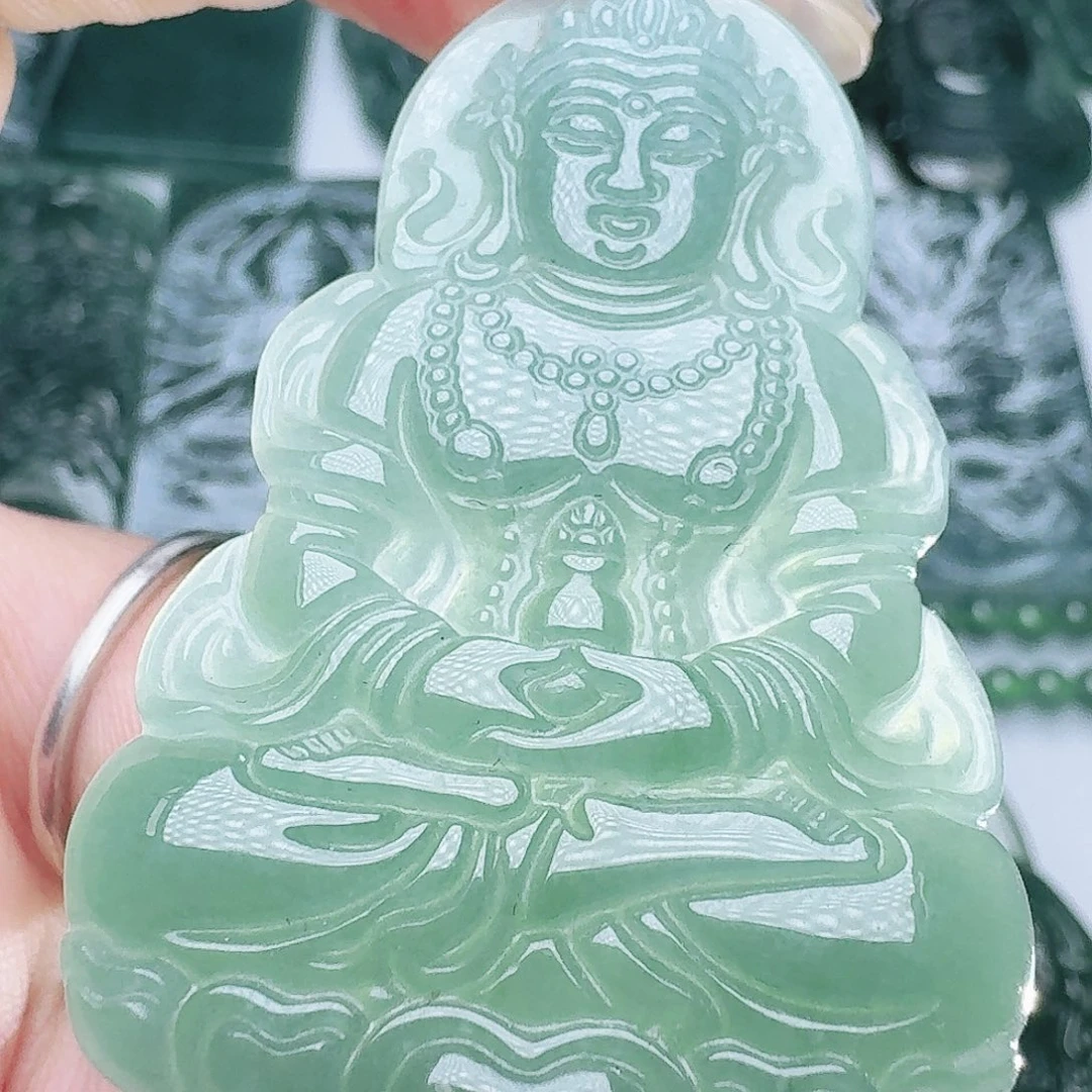 翡翠未镶嵌颈饰多样性发其一