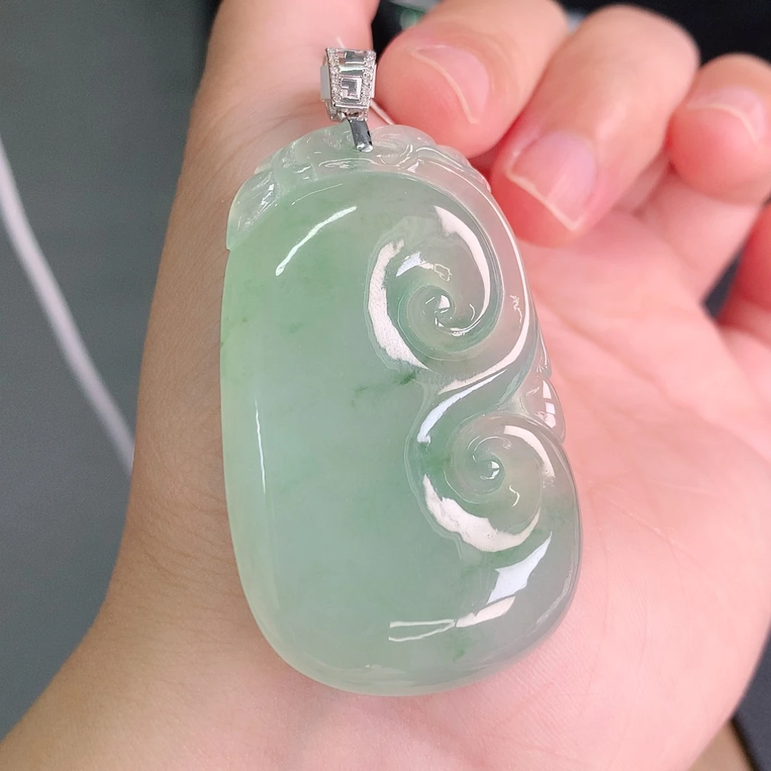 翡翠18K金镶嵌颈饰冰绿底飘绿大如意51-31-6