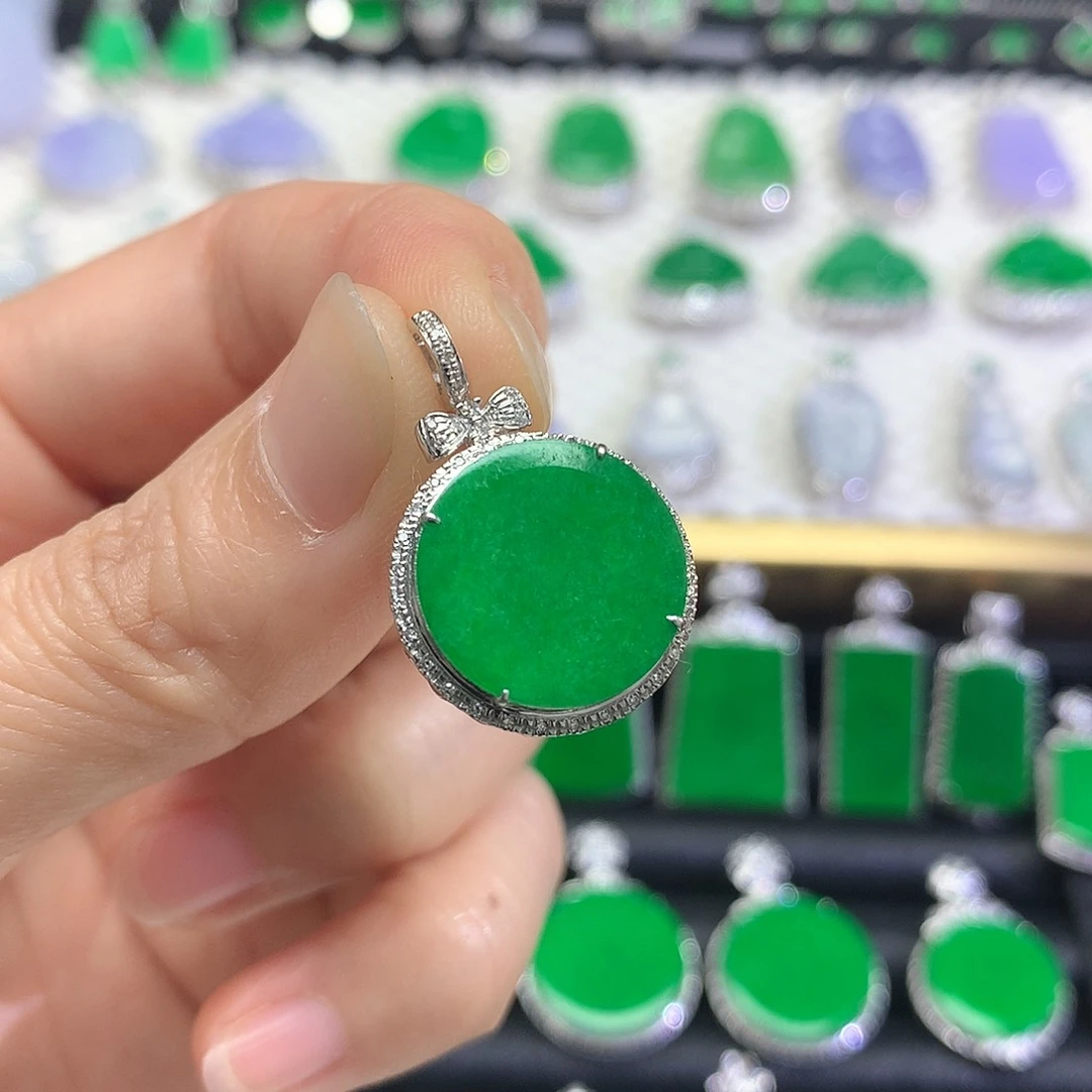 颈饰18K金镶嵌翡翠吊坠